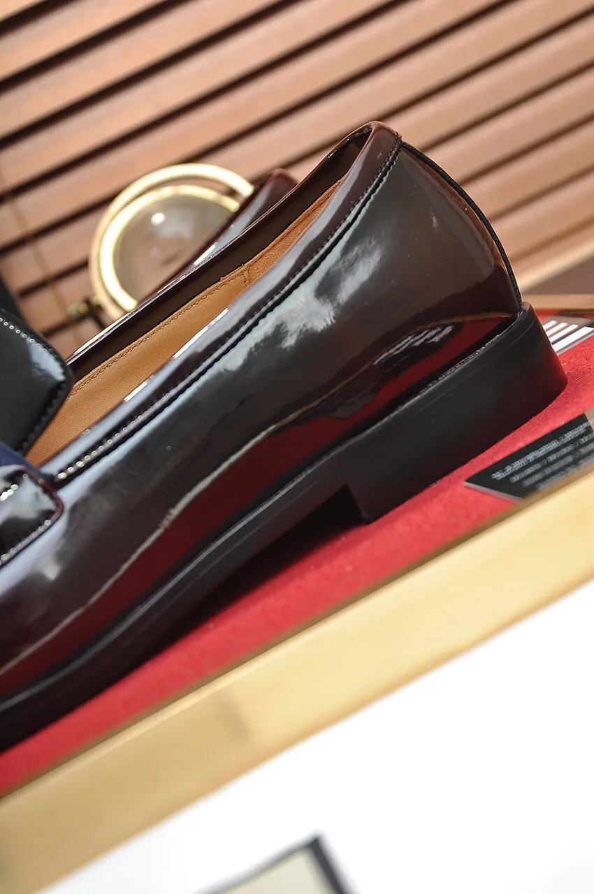 Men's shoes💰540💶Italy's top luxury men's shoe giant (GUCCI) (Gucci) (full cowhide lining) new arrival🍃Original European style🔰 Pleasant to the eye😍In order to make the shoes more durable and non-deformable🌀The production continues to follow traditional methods but there is still no lack of innovation💪The original open-edge beaded cowhide is chosen for the leather♻️ Smooth and natural And extra bright ⭐Made of imported cowhide, the first choice of rich people 38-45 (45 customized)
